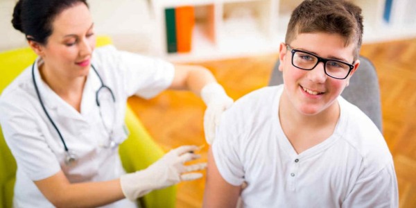 Meningitis, adolescentes y vacunas